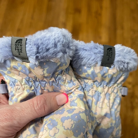 The North Face girl size 5/6 gloves - Picture 3 of 5